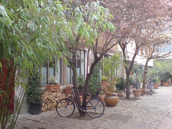 אופניים קשורות בחצר פנימית ב-rue de Charrone
