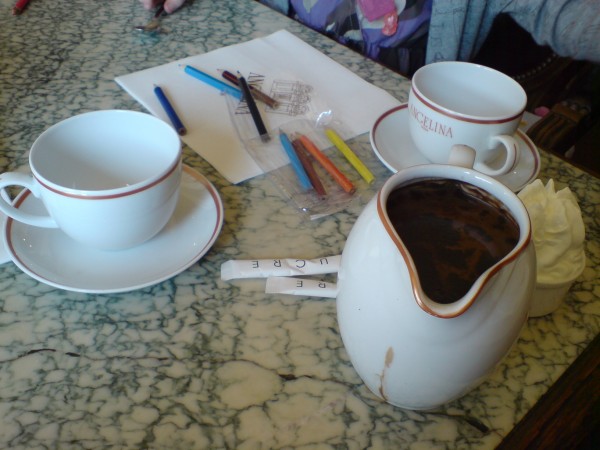 Angelina. Chocolat chaud et qq crayons Angelina. Chocolat chaud et qq crayons