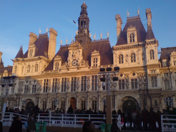 החלקה על הקרח ברחבת Hotel de Ville החלקה על הקרח ברחבת Hotel de Ville