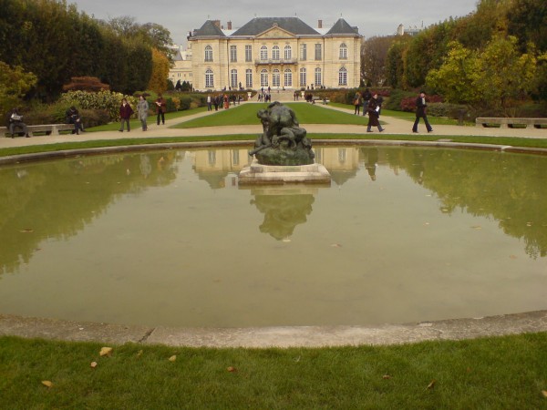 מבט מקצה הגנים למוזיאון. Jardin de Rodin מבט מקצה הגנים למוזיאון. Jardin de Rodin