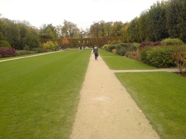 הדרך לגנים האחוריים. Jardin de Rodin הדרך לגנים האחוריים. Jardin de Rodin